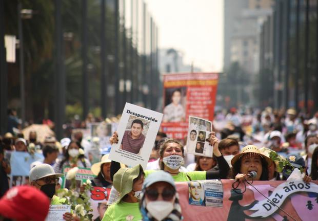 Madres de personas desaparecidas de todo el país protestan en la Ciudad de México; exigen justicia.