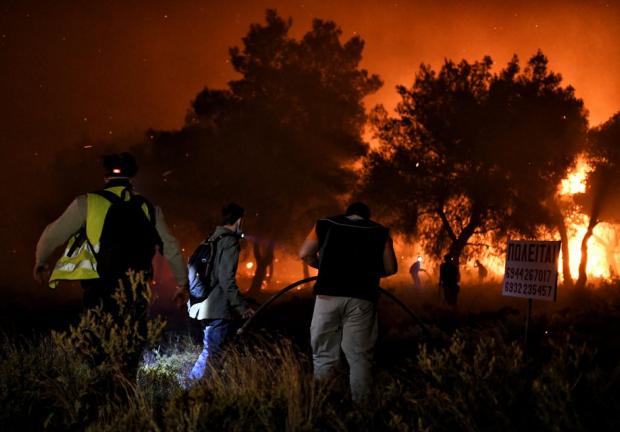 Desde tierra y aire los bomberos han tratado de apagar el incendio en Grecia