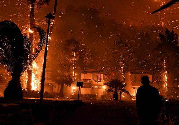 El incendio de Grecia alcanzó algunas viviendas.