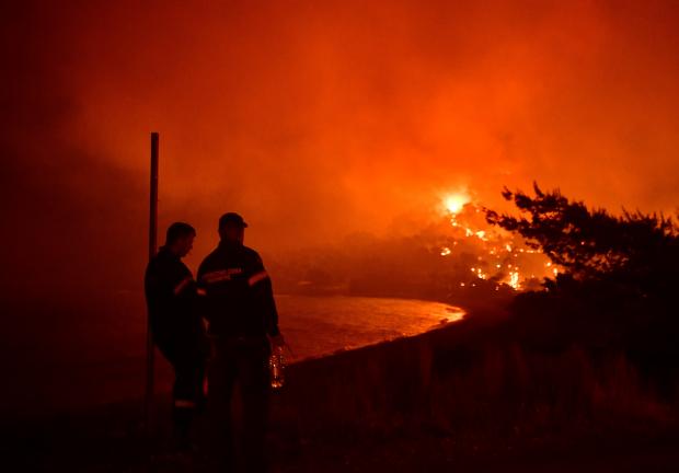 El incendio se concentra en la costa del golfo de Corinto, al oeste de Atenas, Gracia.