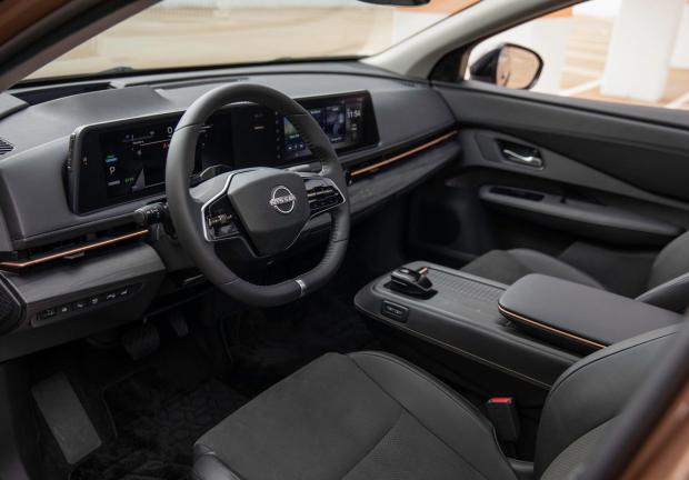 Nissan Ariya adopta un enfoque Zen no solo del color, sino también en cómo se combina con los materiales interiores.