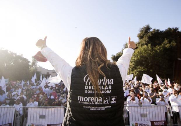 La abanderada de Morena, Marina del Pilar Ávila Olmeda, durante su cierre de campaña en Tecate.