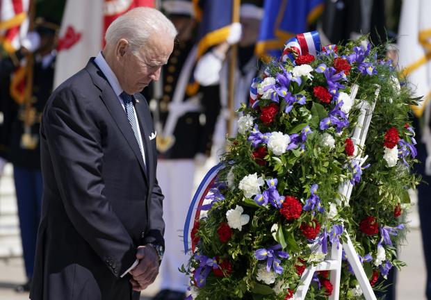 El presidente Joe Biden hace una pausa después de colocar una ofrenda floral en la Tumba del Soldado Desconocido en el Cementerio Nacional de Arlington el Día de los Caídos, el 31 de mayo de 2021, en Arlington, Virginia.