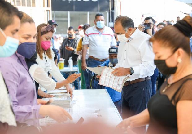 Esta mañana, Héctor Astudillo, gobernador de Guerrero, votó en Chilpancingo.