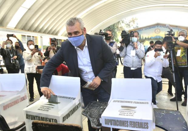 Alfredo Ramírez Bedolla, candidato de Morena a Gobernador de Michoacán, acude a votar.
