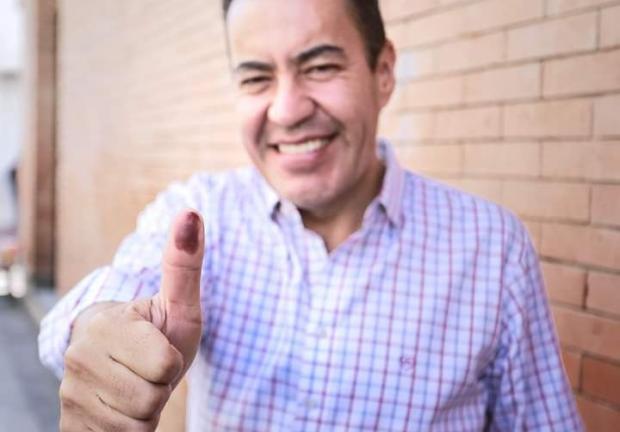 El candidato a gobernador de Michoacán, Carlos Herrera Tello, votó en Zitácuaro.