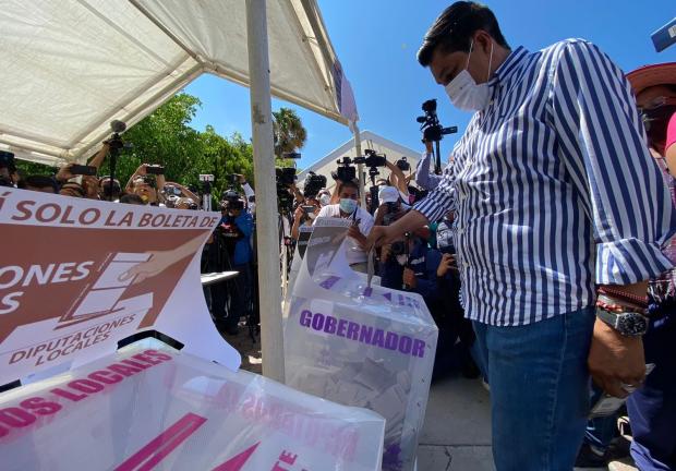 Mario Moreno, candidato a gobernador de Guerrero, emite su voto en Chilpancingo.