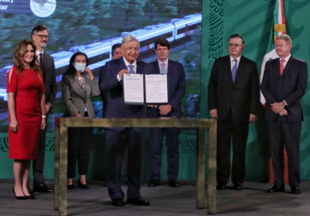 Firma de convenio para la creación de vagones del Tren Maya.