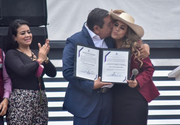Evelyn Salgado celebra el triunfo en Guerrero junto con su padre.
