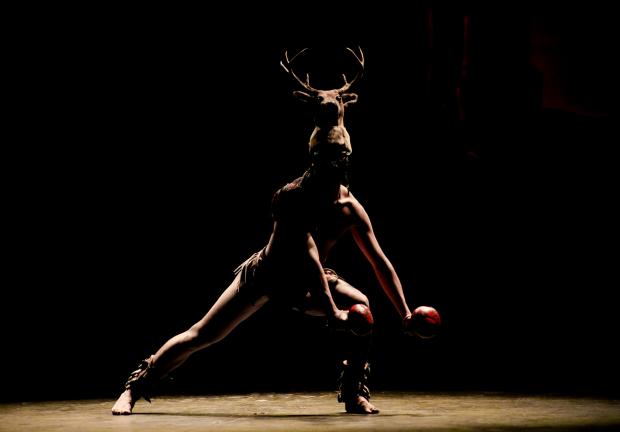 Un bailarín del Ballet Folklórico de Amalia Hernández, durante el ensayo de la "Danza del venado".