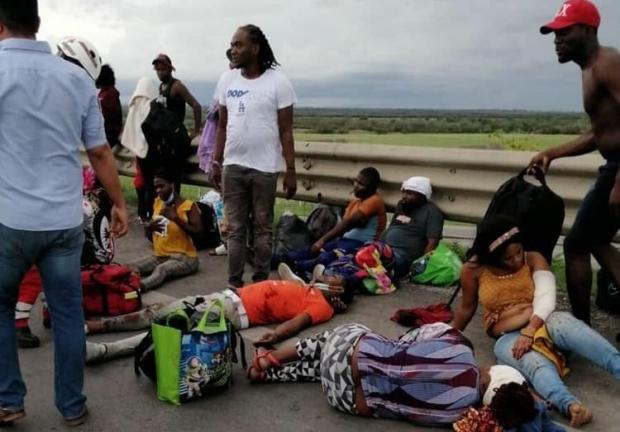 Reportes aseguran que viajaban 56 migrantes y al menos 25 resultaron heridos.