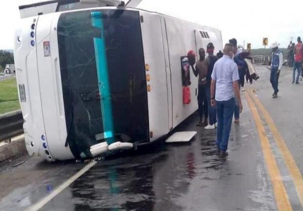 La volcadura del autobús ocurrió en la carretera Tampico-Mante.