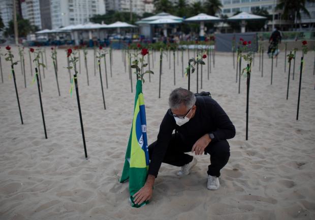 Protestan en la playa Copacabana.