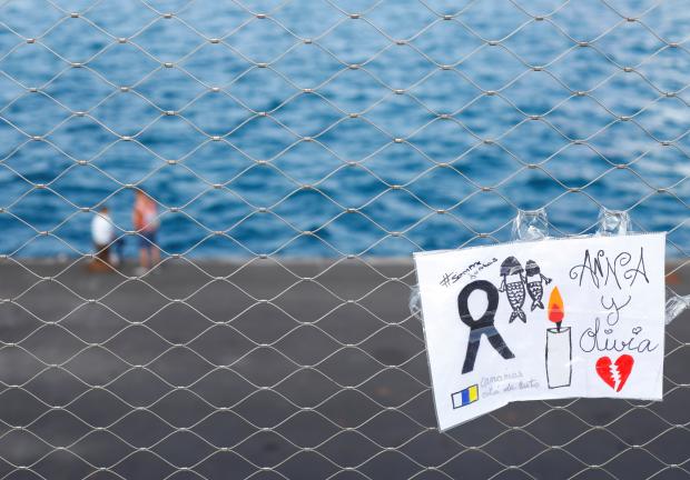 Un dibujo en memoria de las dos menores, en las playas de Tenerife, España, donde fue encontrado el cuerpo de una de ellas y se busca el segundo.
