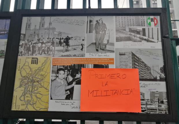 Cartulina de los manifestantes que exigen salida de Alejandro Moreno.