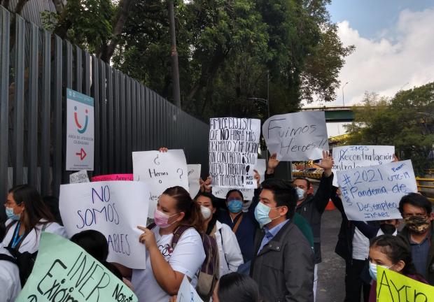 Personal de Salud protesta frente a las instalaciones del hospital temporal Citibanamex.