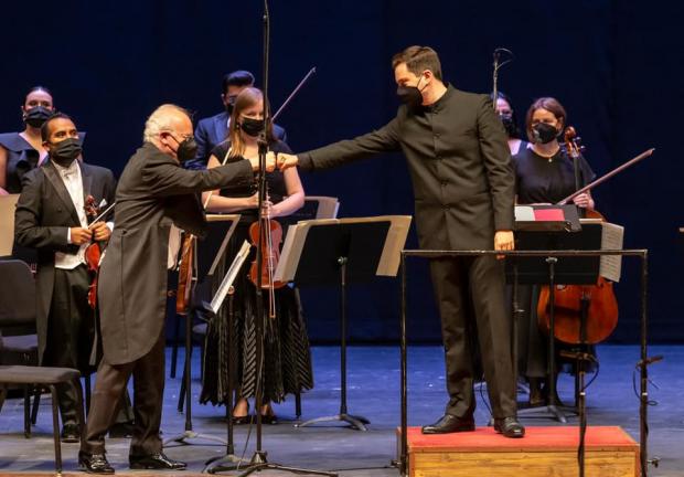 El director de orquesta Iván López Reynosa y el violinista saludándose previo al recital en el Palacio de Bellas Artes.