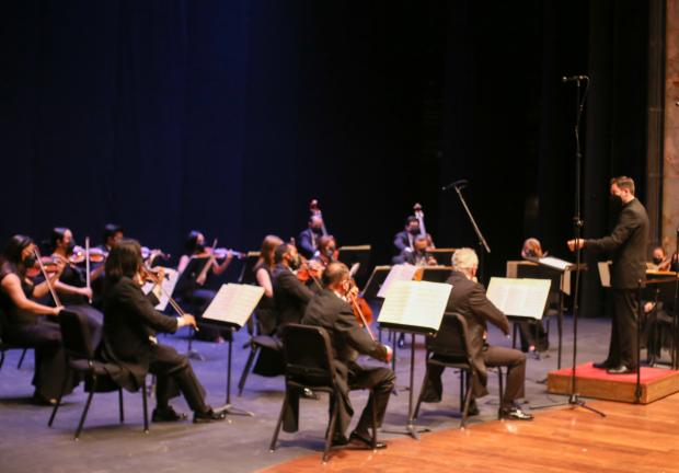 Los músicos de la Orquesta del Teatro de Bellas Artes, durante la función con la cual la ópera regresó al recinto de mármol.