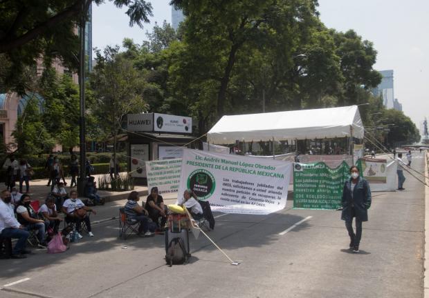Bloqueo en Reforma por parte de pensionados y jubilados del IMSS