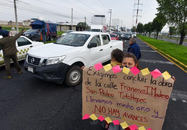 Habitantes de San Pedro Totoltepec bloquearon por varias horas Boulevard Aeropuerto para exigir que sean concluidas obras por parte del ayuntamiento de Toluca.