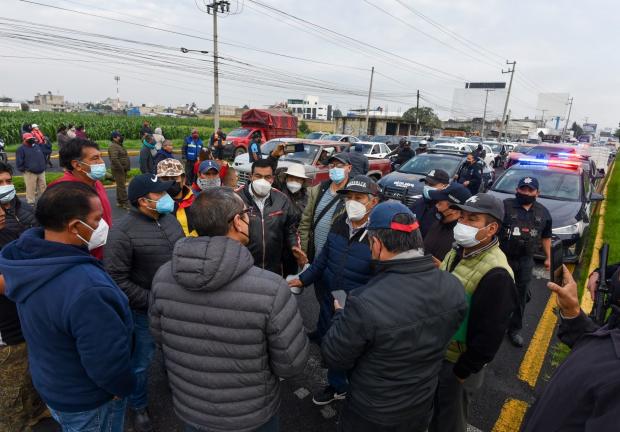 Habitantes de San Pedro Totoltepec bloquearon por varias horas Boulevard Aeropuerto para exigir que sean concluidas obras por parte del ayuntamiento de Toluca.