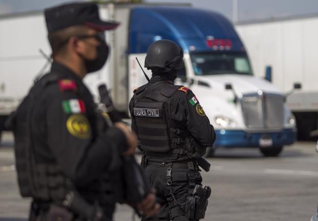 Elementos de corporaciones estatales y federales han sido desplegados desde hace dos semanas en la carretera Monterrey-Nuevo Laredo para un operativo de seguridad, tras más de 100 reportes de personas desaparecidas en el recorrido, tan sólo este año.