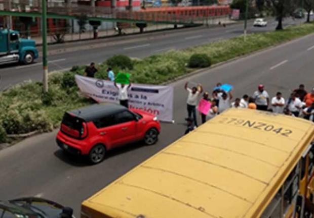 Transportistas bloquean la Avenida Central en el Estado de México