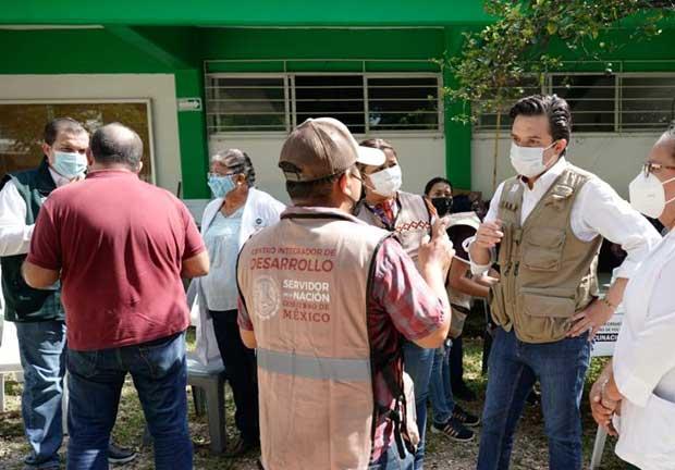 Zoe Robledo en su visita de supervisión por uno de los 71 centros de vacunación de Chiapas.