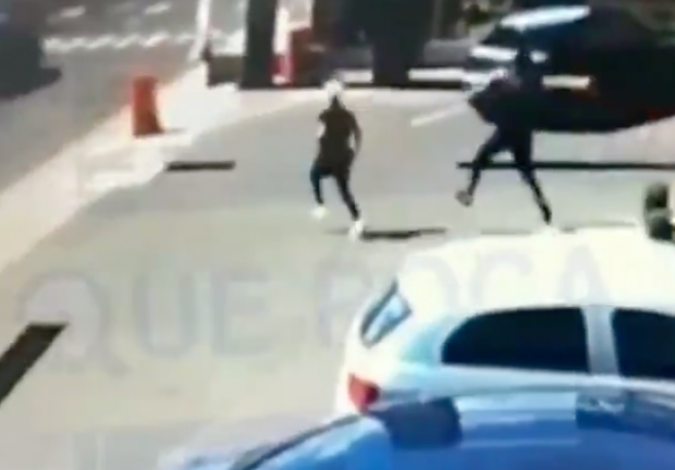 En este video se aprecia cómo el venezolano entra a robar a un restaurante, hasta que es encarado por un escolta