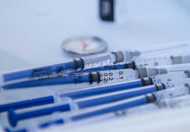 Dosis de la vacuna Pfizer-BioTech en un módulo de vacunación