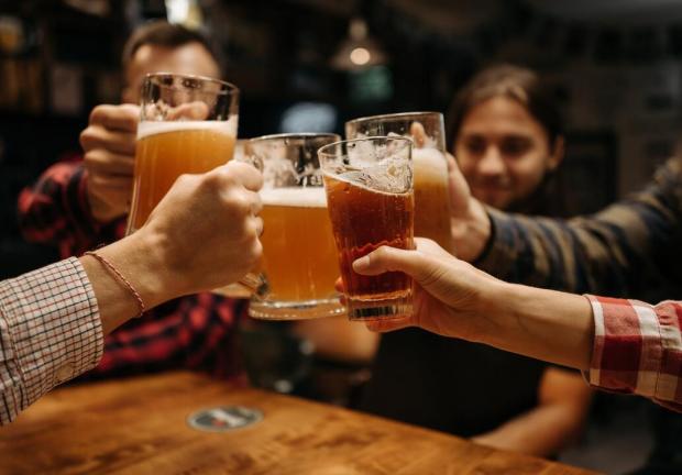 Celebramos su día internacional pero ¿De dónde proviene la palabra cerveza?