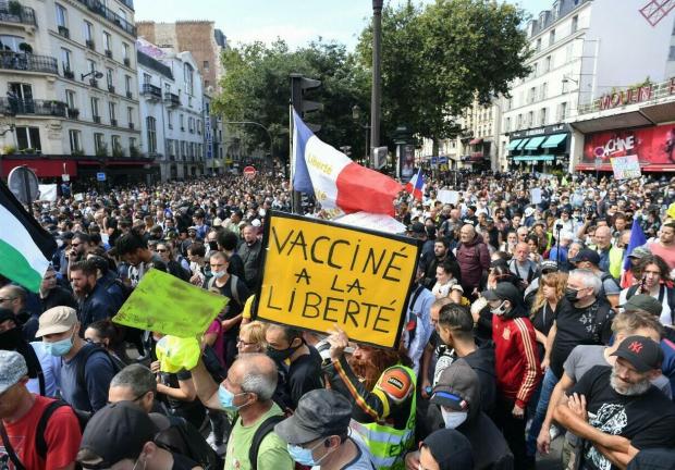 tras las protestas en Francia, el presidente apareció en TikTok e Instagram invitando a la vacunación