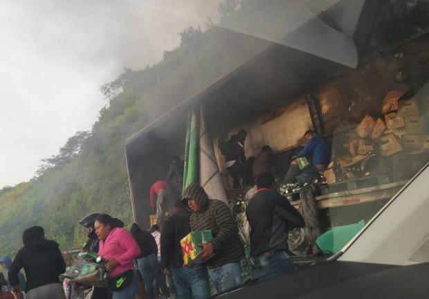 Un tráiler cargado con cerveza se incendió sobre la autopista Puebla-Orizaba