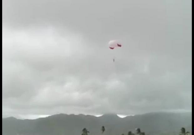 Viento arrastra a turista en parachute en Puerto Vallarta.
