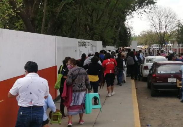 Se está llamando a la gente a acudir por la vacuna, pero hay quienes cobran hasta 500 pesos por un lugar