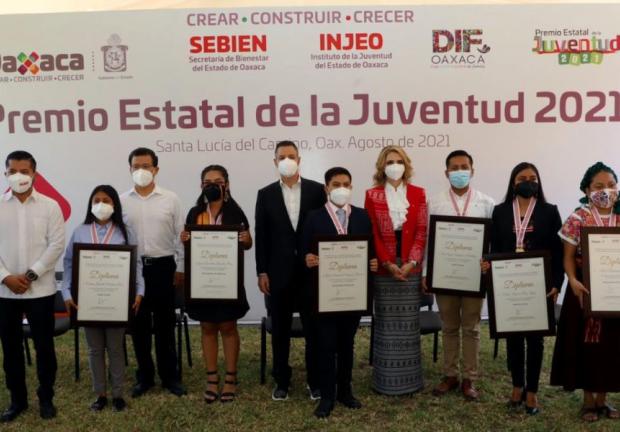 La presidenta honoraria del Sistema DIF Oaxaca, Ivette Morán de Murat, acompañó al gobernador en la entrega del Premio Estatal de la Juventud 2021.