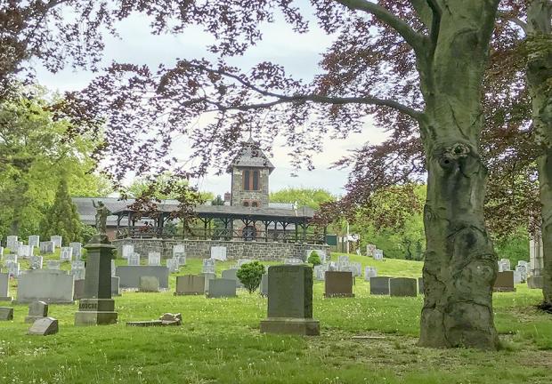 Durante el entierro de su madre en el cementerio, una familia vivió una tétrica experiencia