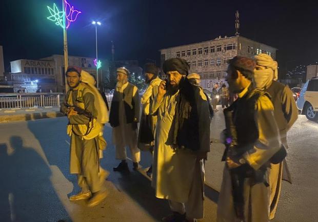 Los combatientes talibanes toman el control del palacio presidencial afgano después de que el presidente afgano Ashraf Ghani huyera del país.
