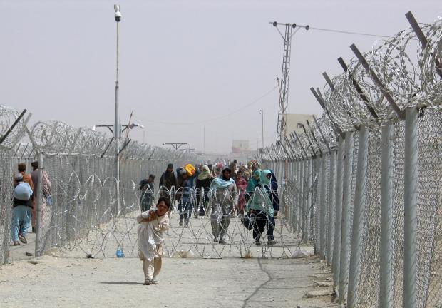 Ciudadanos huyen a la frontera con Pakistán tras ascenso de insurgentes.