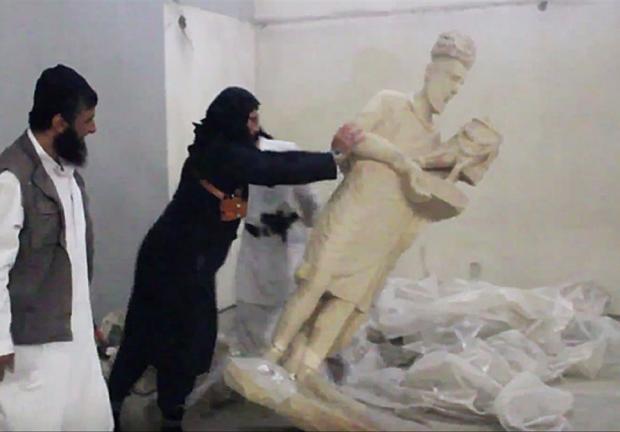 Destrucción de efigies en el Museo de la Civilización de Mosul.