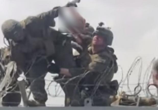 Soldados tomaron al hijo de la pareja suplicando que lo sacaran de Afganistán