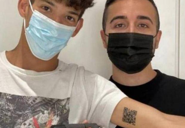 Con el propósito de ser original y diferente, el joven de Italia lleva su pasaporte sanitario en un tatuaje