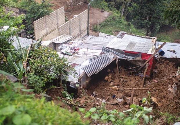 la casa de la familia Moreno en Xalapa, fue sepultada por un deslizamiento tras el paso del huracán: en la vivienda murieron una mujer y cinco de sus seis hijos; el otro fue hospitalizado.