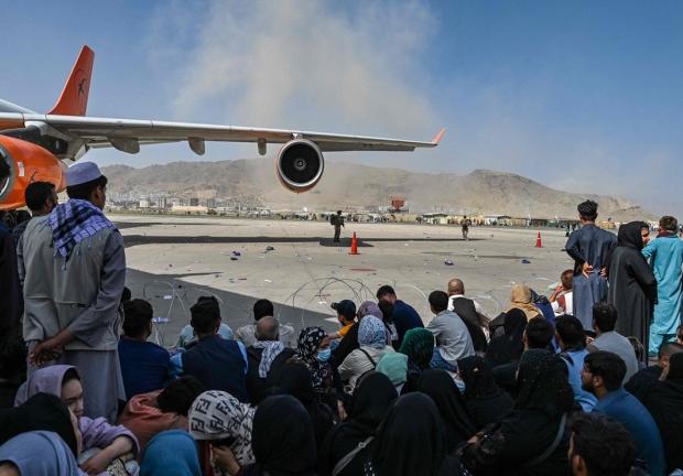 Extranjeros podrán ir al aeropuerto de Kabul, pero no afganos, anuncia el talibán