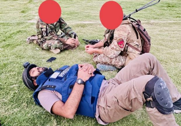 El periodista y dos soldados habrían sido dejados por la confusión de una retirada bajo fuego en Afganistán