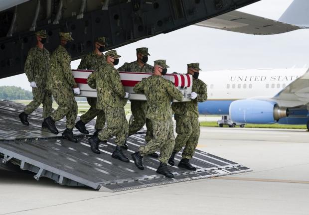 Los cuerpos de los soldados estadounidenses llegaron a la Base de la Fuerza Aérea Dover en Delaware.