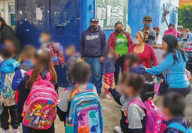 Padres vigilan el ingreso de sus hijos a la escuela Voceadores de México.