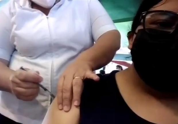 Enfermera aplica inyección pero sin la vacuna