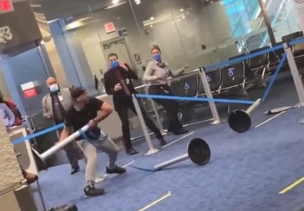 Hombre ataca a empleados de aeropuerto y hace destrozos