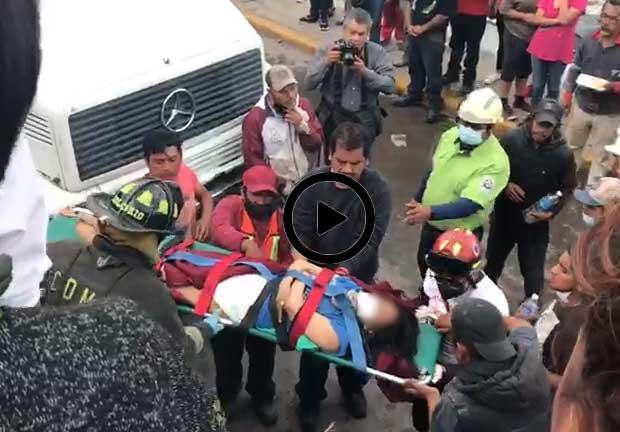 Una víctima del desgajamiento del Cerro Chiquihuite es desplazada en camilla por cuerpos de socorro